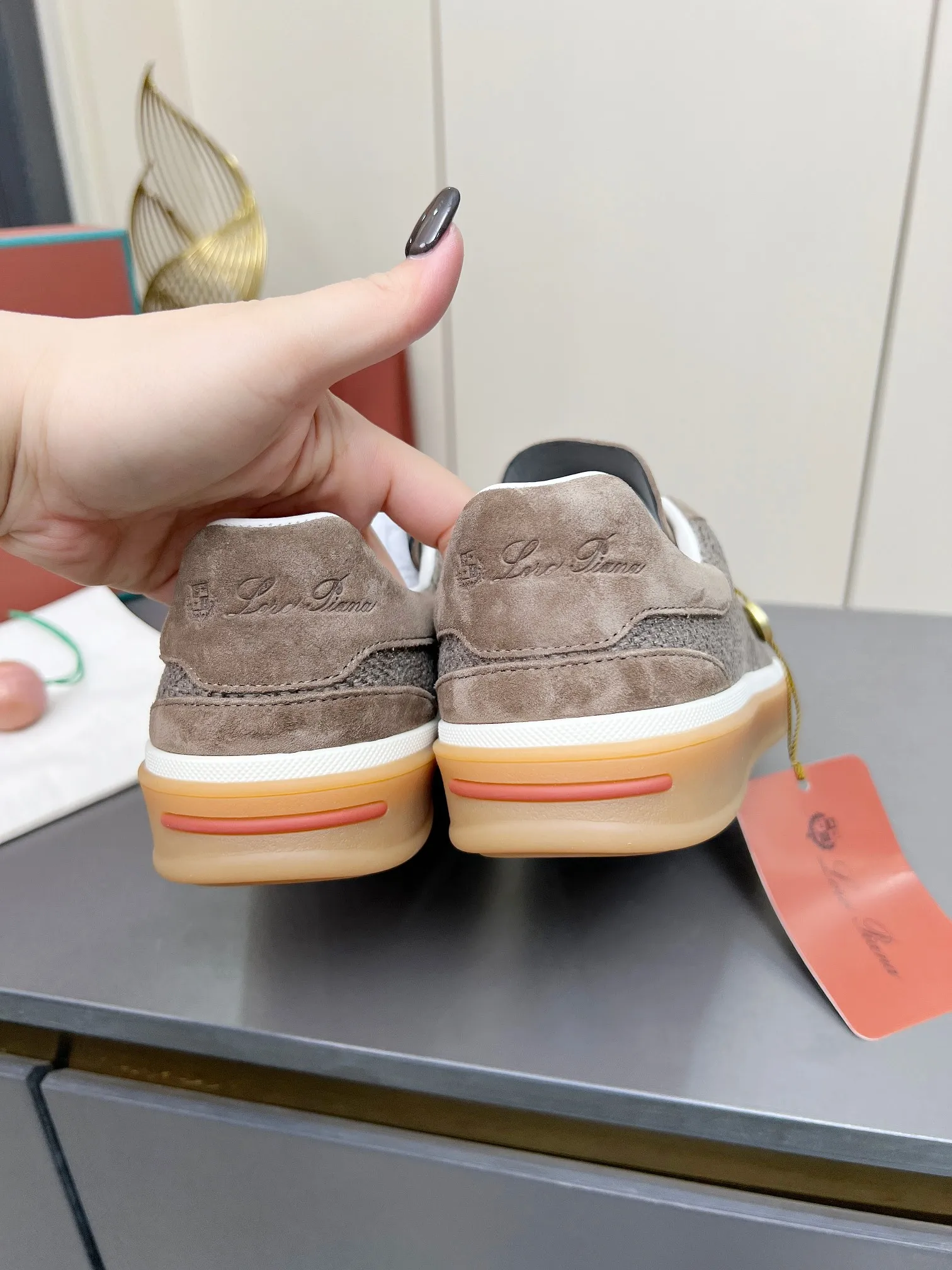 Men's shoes 💰600 purchasing agent, high version 🦅⛳️ Italy [Loro Piana] Tennis walk series LP couple's moral training shoes casual sports shoes sneakers 🎁🎁 Original purchase development and production This new suede tennis shoe adopts an ultra-low design, suitable for wearing all year round 👫👫 The wrapped sole creates an effortlessly attractive color combination that harmoniously blends functionality with understated style, making it the ideal shoe for urban wear. Soft calfskin tongue with Kummel color insert at the heel, cotton lace upper with embossed LP logo, cowhide suede sole, rubber-lined calfskin ✦ Upper: special linen ➕ eco-friendly cowhide ✦ lining: cowhide lining ➕ cowhide insole ✦ sole: original molded TPR ultra-light outsole ✦ packaging: original complete package ✦Female size: 35--40 ✦Male size: 39--45
